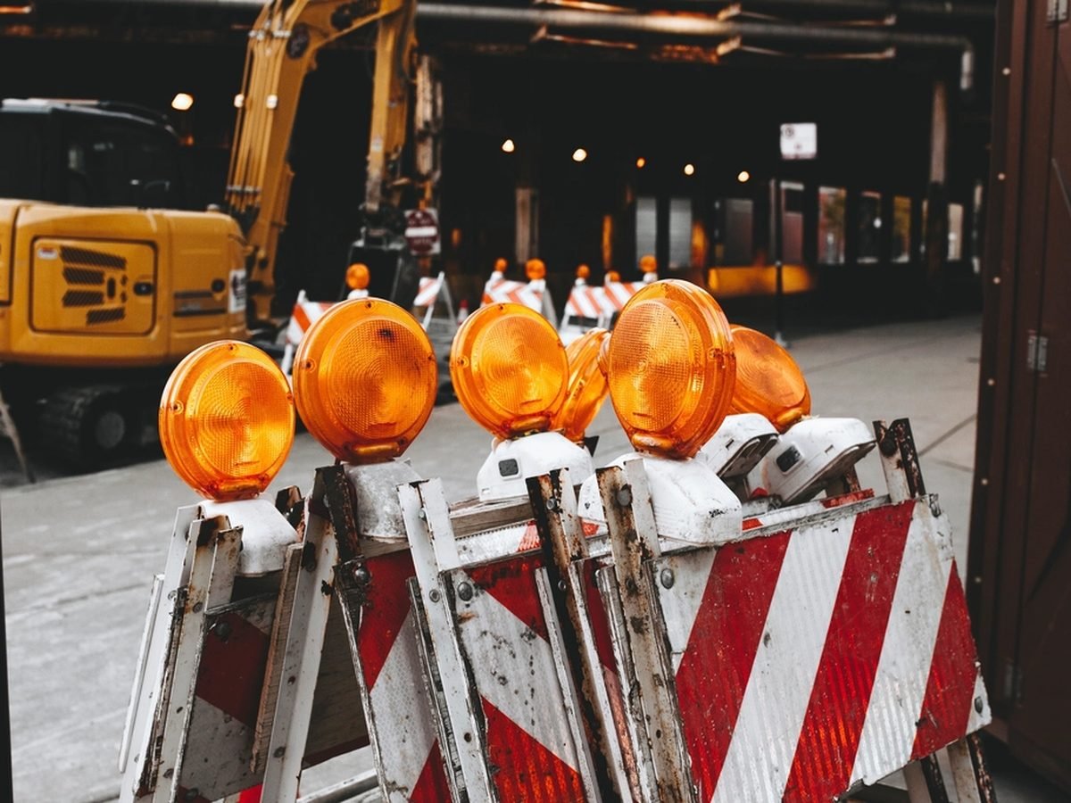 MVAS-Schulung Praxistag – Absperrschranke mit Warnleuchten an einer Straßenbaustelle